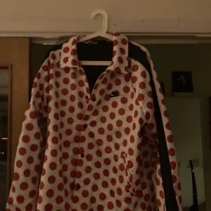 Vårjacka Nike - SÅ FIN prickig jacka från Nike. Flitigt använd men fortfarande i mycket gott skick. Älskar, men används tyvärr inte tillräckligt längre.