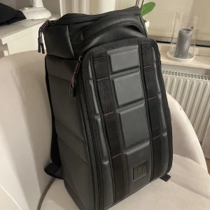 Doughebag  - Säljer min älskade doughebag 20 liter med mörklila detaljer. Den är i nyskick. Utgångspriset när jag köpte den var 2000 kr så jag säljer den för 1400 kr:) 