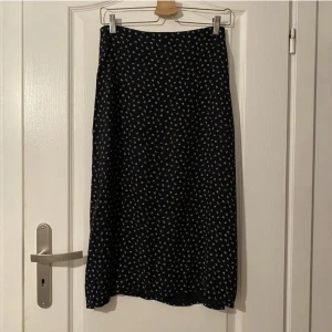 ⭐️Brandy Melville kjol⭐️ - Säljer denna superfina blommiga kjolen från Brandy Melville i modellen ”Phoebe” eftersom att den inte längre passar min stil. Kjolen har används med har inga rejäla tecken på användning. Kjolen köptes för 300kr på Brandy Melville hemsidan. 