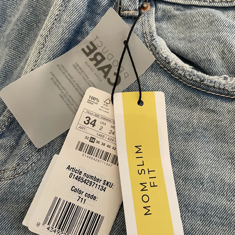 Superfina Stradivarius jeans, helt nya med prislappen kvar beställde dem i fel storlek så aldrig använda. Nypriss:299kr. Jeans & Byxor.