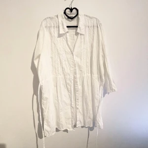 Skjort klänning  - Vit skjortklänning! Super söt på sommarn som den är eller över jeans på hösten!