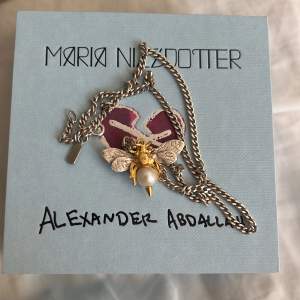 Säljer mitt fina halsband från Maria Nilsdotter i modellen ”Hornet necklace” helt slutsåld storlek 40cm. Nypris 3295kr