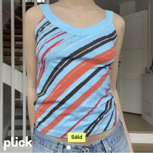 Söt retro topp - 🍓Man kan kommentera ifall man är intressead och vill köpa, så markerar jag tröjan som såld, betala via swisha då! 🍓‼️SWISHA TILL 0702939703 VID KÖP‼️väldigt gullig topp med mönster! Lånad bild!  