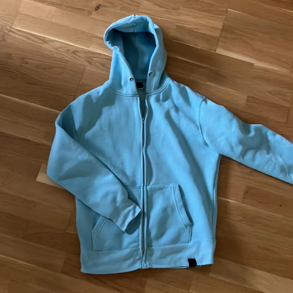 Ljusblå hoodie från Pull&Bear i storlek L. Säljer eftersom jag inte använder, snöret i luvan är borta. DM för frågor. Hoodies.