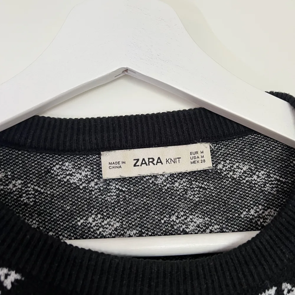 Stickad tröja från Zara med mönster, storlek M. Hoodies.