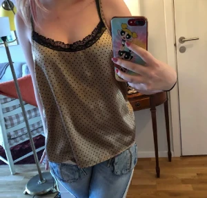 Söt vintage topp - Gullig topp med prickar och spets :) Toppen är i ett sidenliknande material så den är jätteskön att ha på sig!
