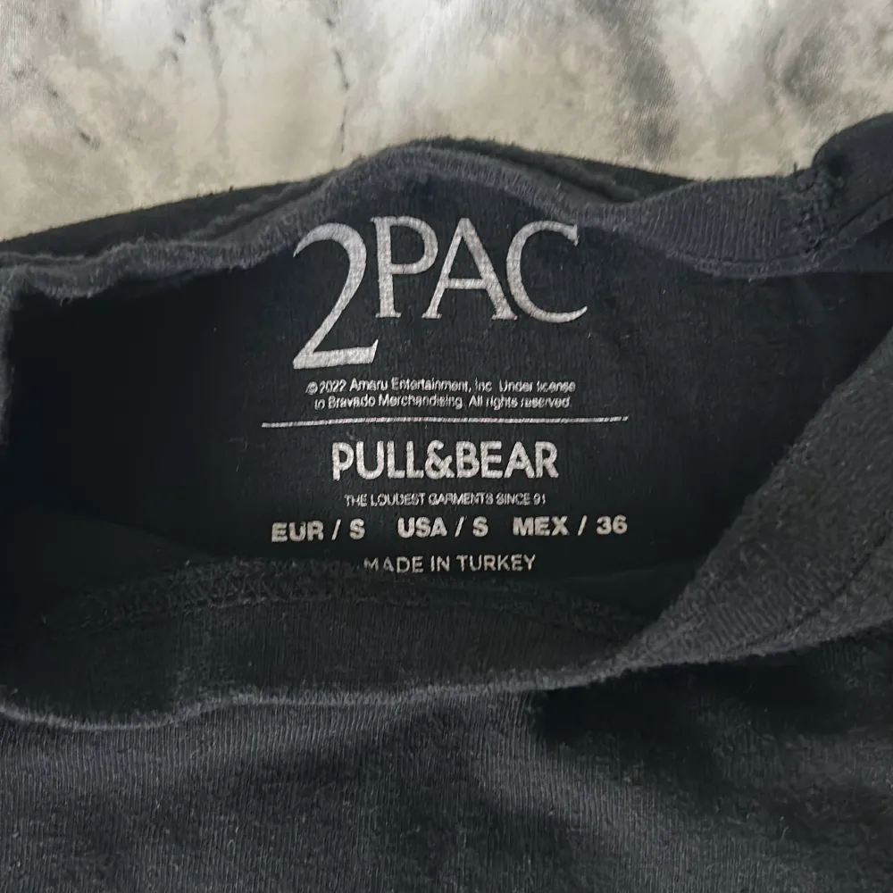 Tupac T-shirt, köpt på pull & bear, inte kommit till användning alltså bra skick. Storlek S men ganska oversized. T-shirts.