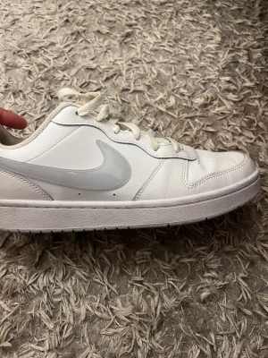 Nike skor  - Säljer dessa nike skor i storlek 40 då de ej kommer till nån användning. Har använt dom 2 gånger sen jag köpte dom. Dom är i jättebra skick och ser helt nya ut  Köptes för 950 men säljer de för 750🥰