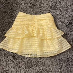 Gul kjol från Gina som inte längre säljs. Storlek 36. Kjolen är i ett väldigt bra skick då jag knappt andvänt den❤️