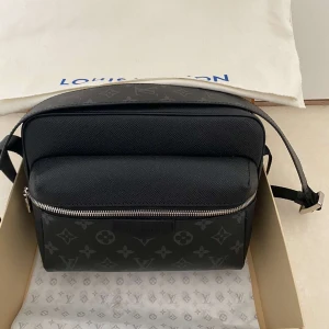 Louis vuitton outdoor messenger bag - Hej jag säljer min Lv outdoor messenger back. Den är i perfekt skick har inga flaws och knappt använd då jag bara använt den utomlands. 