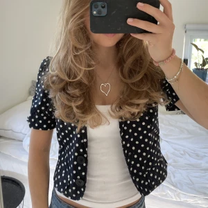 Bolero - Säljer denna superfina prickiga bolero från asos.