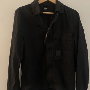 CP Company overshirt - Jackor & ytterplagg, stl. 46 (S), Herr Svart C.P Company overshirt. Väldigt sparsamt använd (nyskick) utan några defekter. Färg: svart Pris: 750 Kan skickas om köpare står för frakt!  Nypris 2500  Hör av dig vid intresse av fler bilder eller andra frågor!