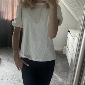 vit t-stirt från gina tricot  - fin basic tröja med puffärm & öppen i ryggen från gina tricot, lite genomskinlig men går fortfarande att använda utmärkt 🥰