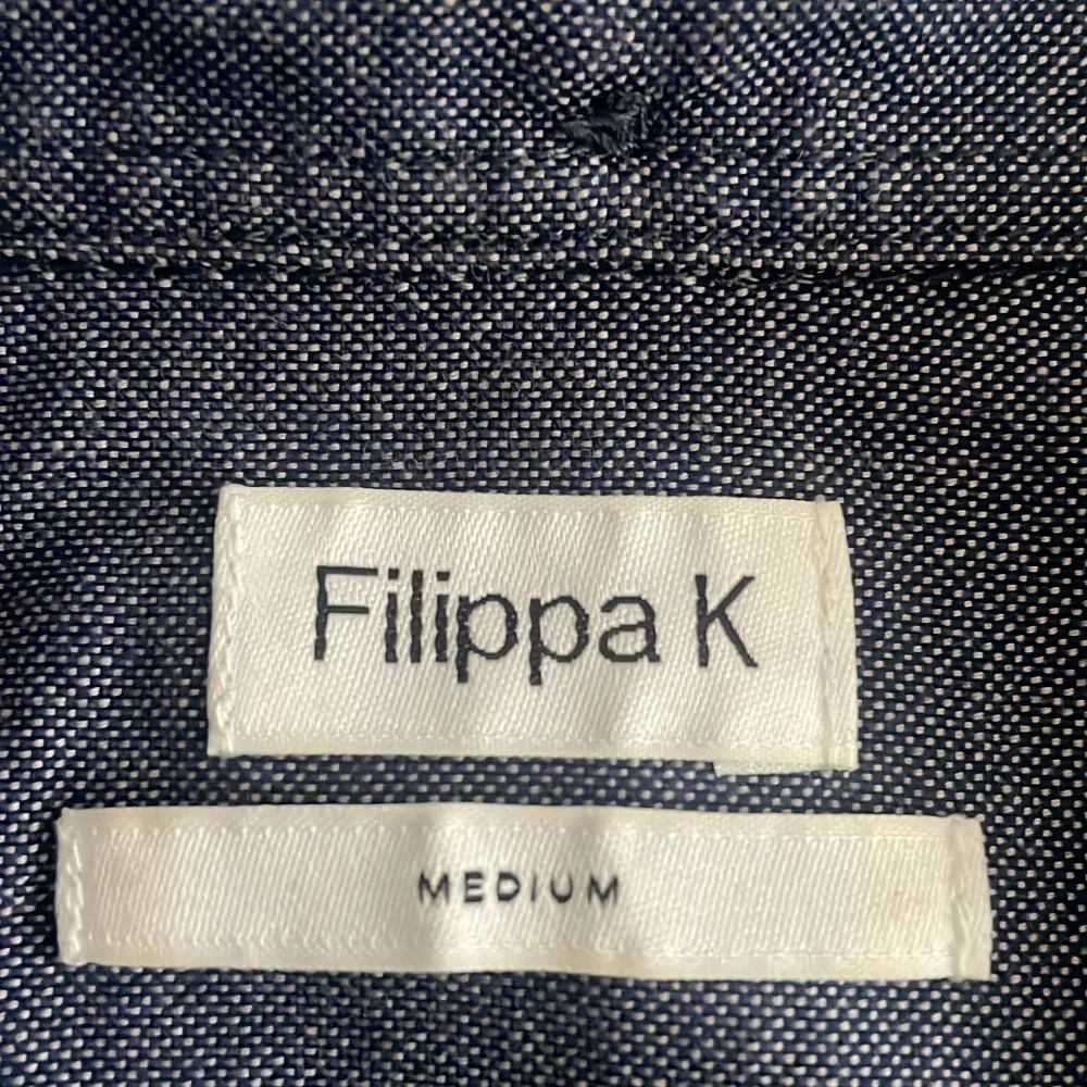 Filippa K skjorta 👔 | stilren, perfekt för sommaren ☀️ | storlek s | nypris 1200kr | mitt pris 300kr | skriv för övriga frågor 😀. Skjortor.