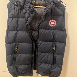Canada goose väst herr - Ganska tjock väst i nyskick perfekt till hösten. Sitter som en M ungefär