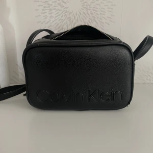 Axelremsväska Calvin Klein - Säljer min fina Calvin Klein väska. Sparsamt använd. 