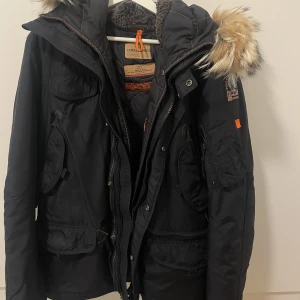 Parajumpers jacka  - Tjock och fin jacka perfekt till vintern. Håller otroligt varmt! Bra kvalitet, fint skick och äkta. Priset kan diskuteras vid snabb affär. Svart/marinblå