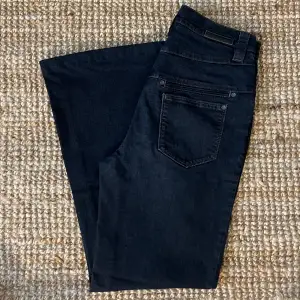 Mörkblå jeans från Gardeur, perfekt skick men oklar storlek, skulle gissa på 38/40. Nypris 2000, säljer för 700