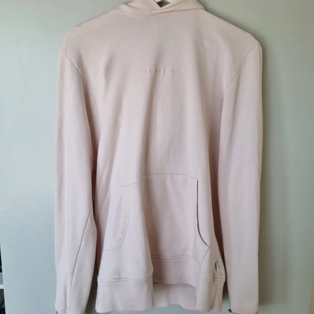 Storlek medium. Limited edition Wesc hoodie, nypris 1100, på Kennedies i örebro. Bra skick, liten bläckfläck på ena ärmen men syns knappt (bild 3).. Hoodies.