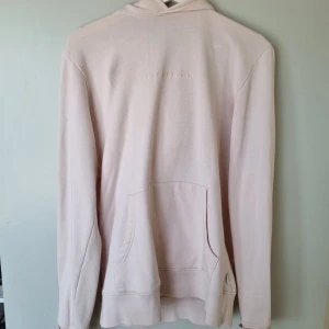 WESC hoodie - Storlek medium. Limited edition Wesc hoodie, nypris 1100, på Kennedies i örebro. Bra skick, liten bläckfläck på ena ärmen men syns knappt (bild 3).