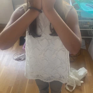 Vit blus från Stockholm LM! - En vid blus från Stockholm LM i storlek S. Lite stor på bilden men väldigt fin. Jag brukar ha storlek xs och den är lite stor! Kan gå ner i pris💗
