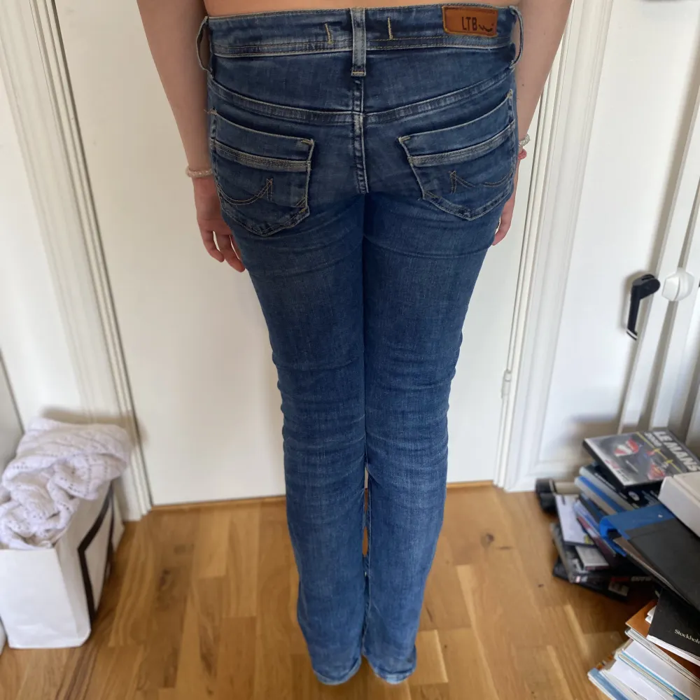 Säljer dessa skitsnygga ltb jeans valerie. På den tredje bilden är modellen 167 och på resten av bilderna 158cm❤️. Jeans & Byxor.
