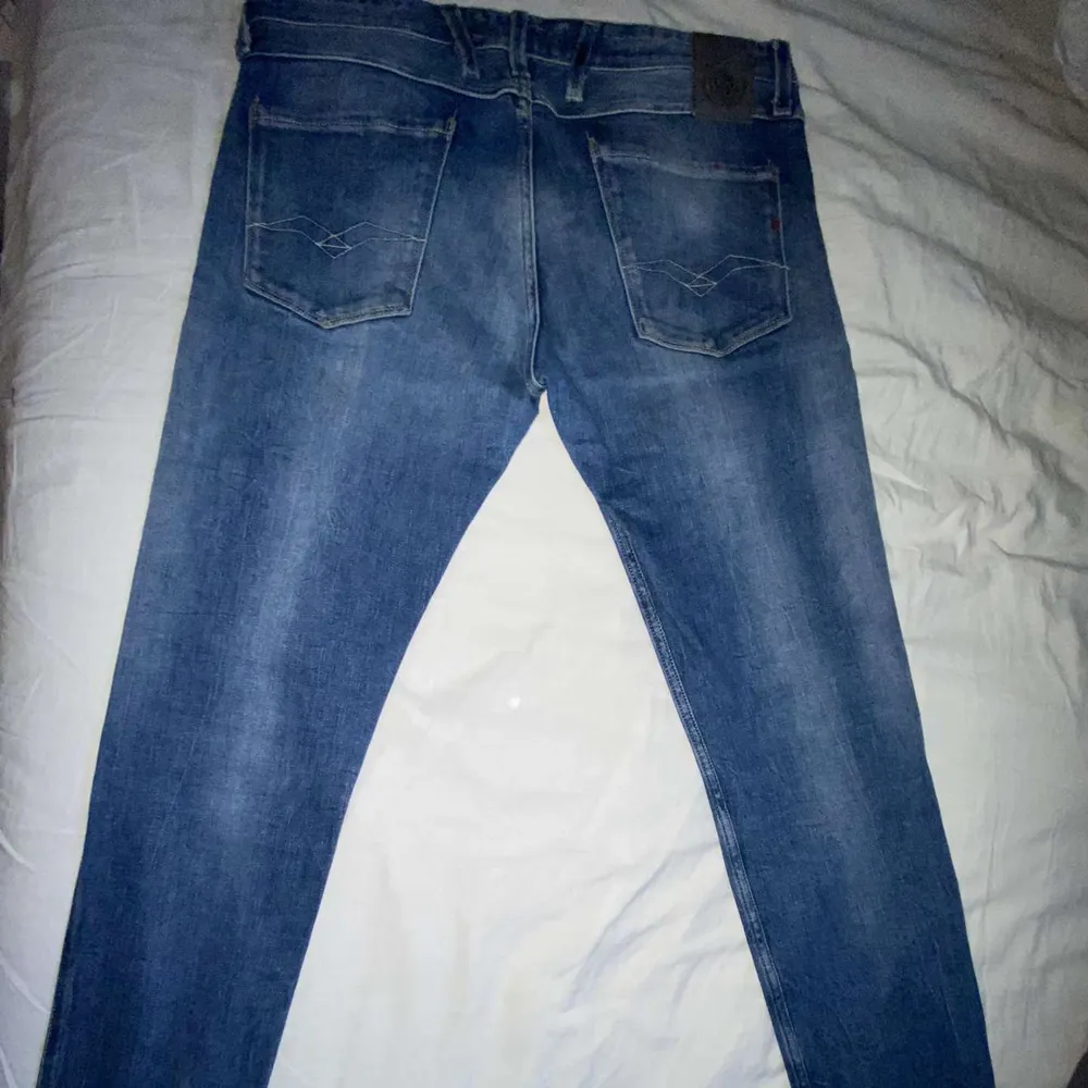 Ett par trendiga Replay jeans modell anbass i storlek 34/32. Dom är i riktigt fint skick, pris går att diskuteras vid snabb affär!. Jeans & Byxor.