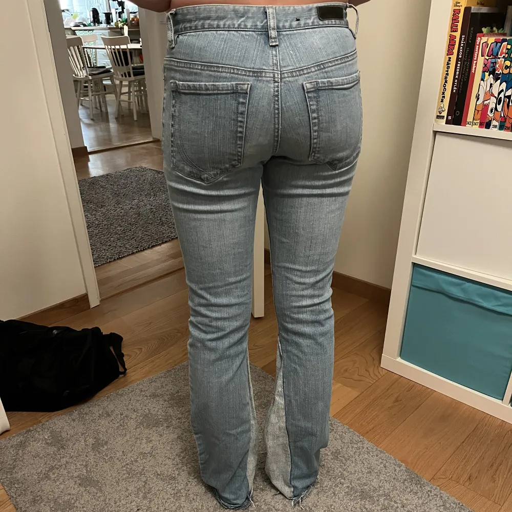 Jätte fina lågmidjade jeans som tyvärr har blivit för små för mej💞. Jeans & Byxor.