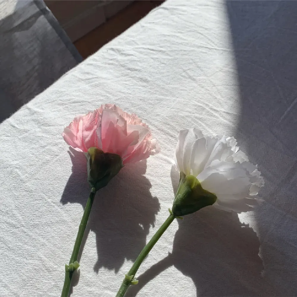 4 st fake blommor, två vita och två rosa. Paket pris: 15 för alla 4.. Övrigt.