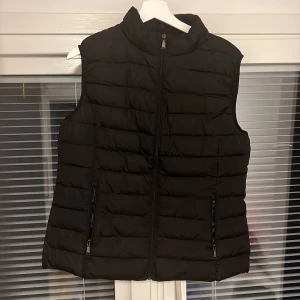 Väst - Säljer denna västen i stl XXL köpt på Chelsea. Säljer den då den ej kommer till användning längre