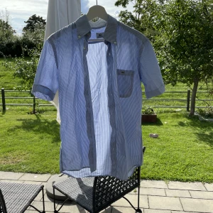 Lacoste skjorta - Lacoste skjorta Storlek S Djur och Rökfritt hem Frakt eller mötas på plats Kom med bud annars med  Mitt pris 200 kr