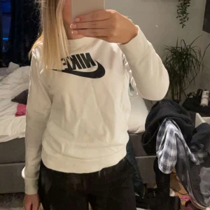 Nike tröja  - En tunnare tröja från Nike , aldrig använd endast testad , strl xxs men skulle säga det är xs-s🥰🥰