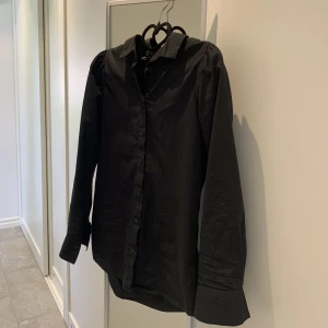 Svart skjorta/blus - Säljer denna svarta blusen/ skjortan perfekt nu till hösten💞