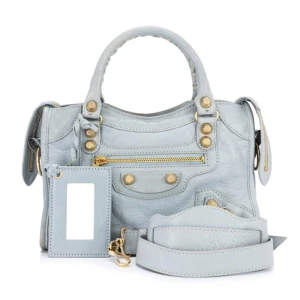 Blå väska - Helt ny! 24 cm. Axelband medföljer och spegelfodralet. Pris kan diskuteras vid snabb affär. 💗 Bilderna är mina FÖRUTOM första bilden.