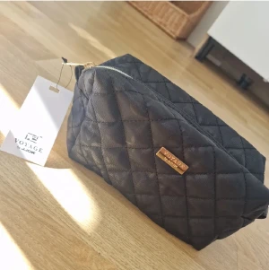 Neccesär - Super fin, helt ny och oanvänd