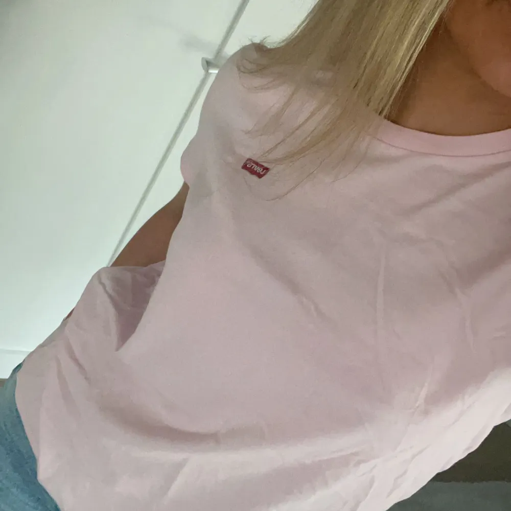 En superfin rosa levi’s t-shirt i ett fint skick. I storlek S. Nypris 300kr. Köparen står för frakten!. T-shirts.