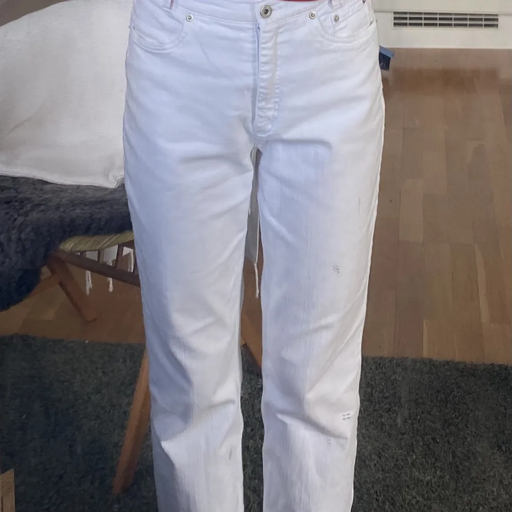Fina märkesjeans från Robbel. Så gott som nya, är lite korta på mig som är 174 cm. Fin vittvätt med fina detaljer på fickorna. . Jeans & Byxor.