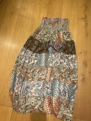 Långkjol - Jag köpte denna jätte fina långkjolen utomlands, den var för stor för mig. Jätte fint mönster bara använd några få gånger💗