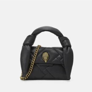 Kurt Geiger - Säljer nu min fina Kurt Geiger väska, som inte säljs längre. En strass saknas på broschen, men det är inget som syns (se bild 3). Annars är den som ny! Dustbag tillkommer.  Skriv för fler bilder!