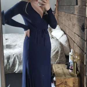 Långklänning - Marinblå långklänning med slits ifrån clubL. I storlek 36, passar M då den är stretchig.