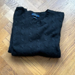 Cashmiretröja  - Samma som den blåa. Inga hål, 100% cashmire. + 4000kr i nypris. Storlek Large. Rak passform. 700kr. 700kr