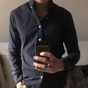Polo skjorta  - Tjena! Säljer nu min snygga polo skjorta då den tyvärr växt ur mig. Den är fortfarande i mycket fint skick, utan skador hål osv. Nypris 1300kr. Hör gärna av dig vid intresse!😁