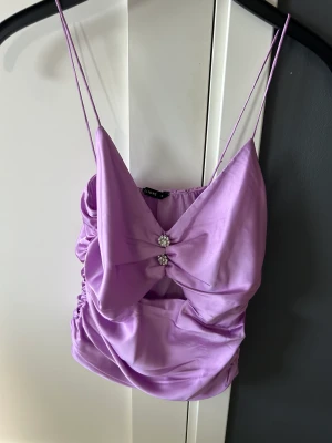 Festtop - Festtop från Calliope aldrig använd i fin ljus lila färgen och silvriga knappar. Normal i storlek!