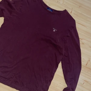 Gant tröja - Säljer min vinröda Gant tröja, bra skick och lite tunnare material. Hör av er vid funderingar👍