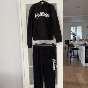 Mjukisset från hollister - Säljer mitt mysiga set från Hollister men kan självklart sälja delarna separat. Byxorna är i storlek S och tröja XS🖤Köp nu och få gratis frakt! Pris kan diskuteras. Alla kläder kommer självklart tvättas en extra gång innan leverans📦