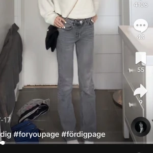 Gråa jeans - Jättefina gråa jeans från gina i bra skick! Sitter bra i längd på mig som är ca 163💕nypris 500. Lägger upp igen pga gratis frakt❤️