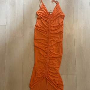 Orange klänning från HM. Aldrig använd med lappen kvar