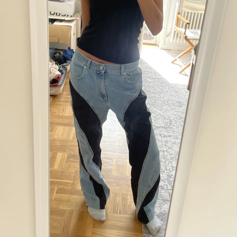 Så snygga jeans från H&Ms designsamarbete med Mugler. Finns inte att köpa längre. Herrstorlek 52 men så coola på tjejer också om man gillar oversized🫶🏽. Jeans & Byxor.