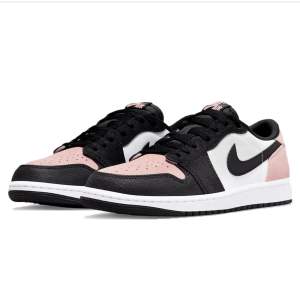 Jordan 1 low punk Storlek: 39 Inköpspris: 3500kr Knappt använda, väldigt välvårdade, kvitto kan skickas samt rosa skor snören som följde med skorna. 