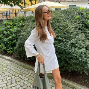 Vit skjorta från Dante6 - Helt ny skjorta från Dante6. Storlek S. Originalpris 2300kr. Säljer för 1200.